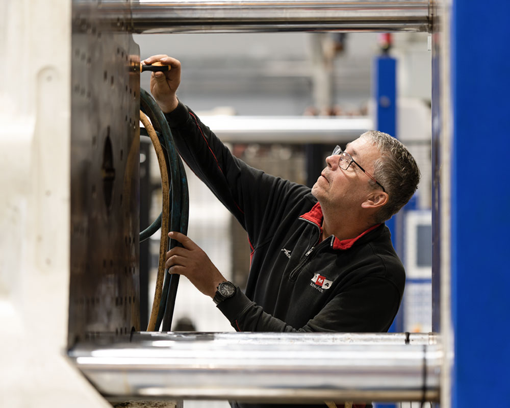 Medarbetare från TMA Service som kontrollerar en formspruta