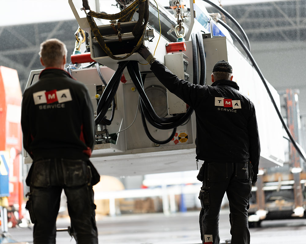 Bild på kran som lyfter formspruta inför en industriflytt