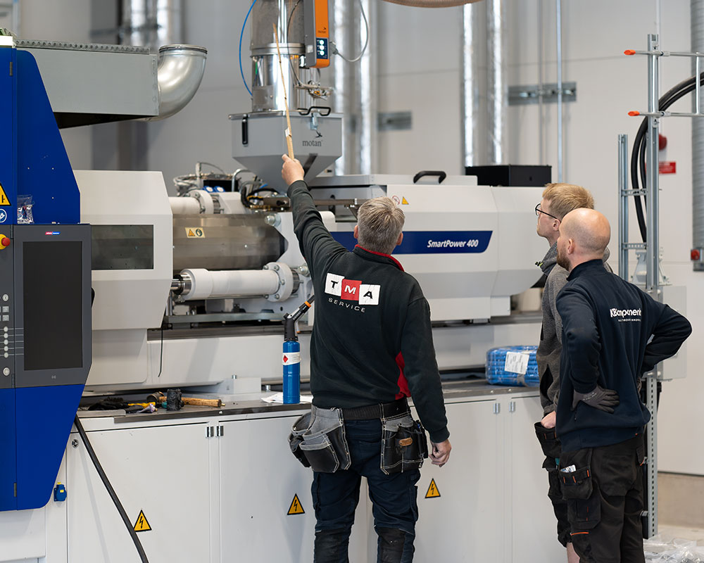 Utbildning av Motans produkter som är installerad på en formspruta