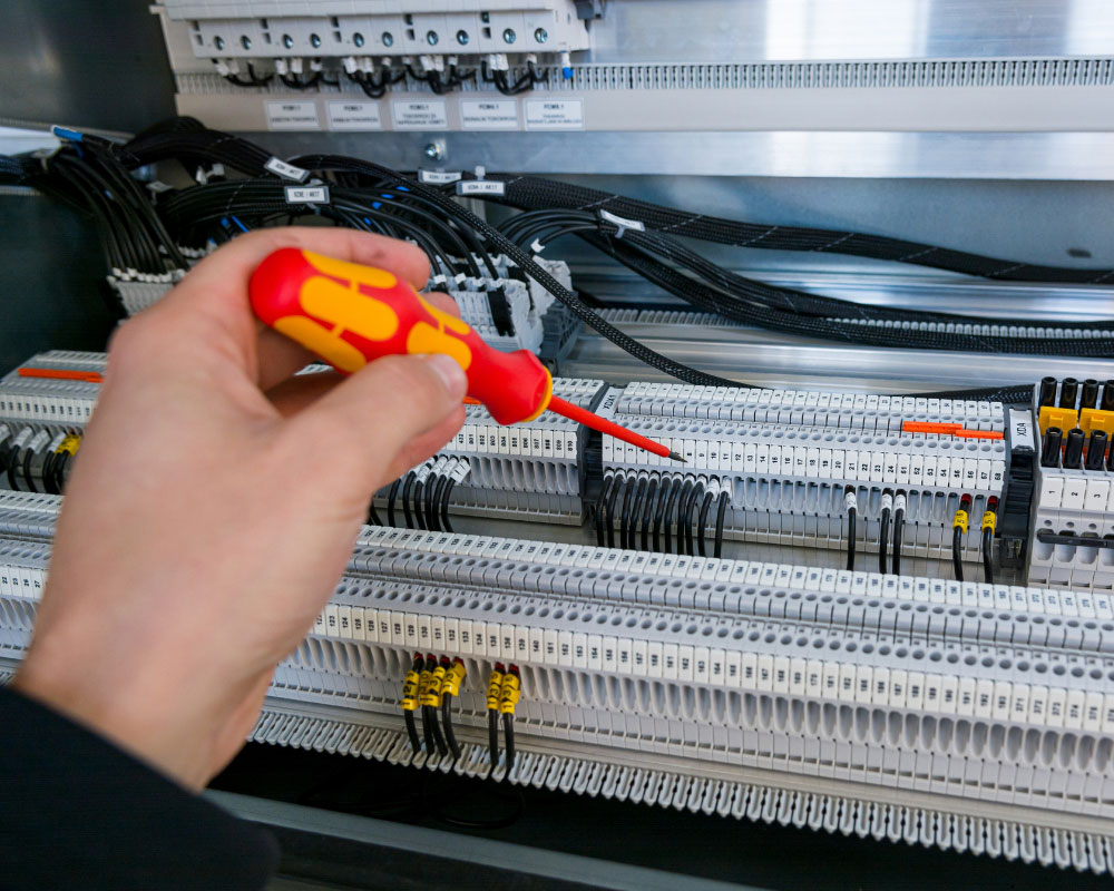 Reparation med skruvmejsel elektronik